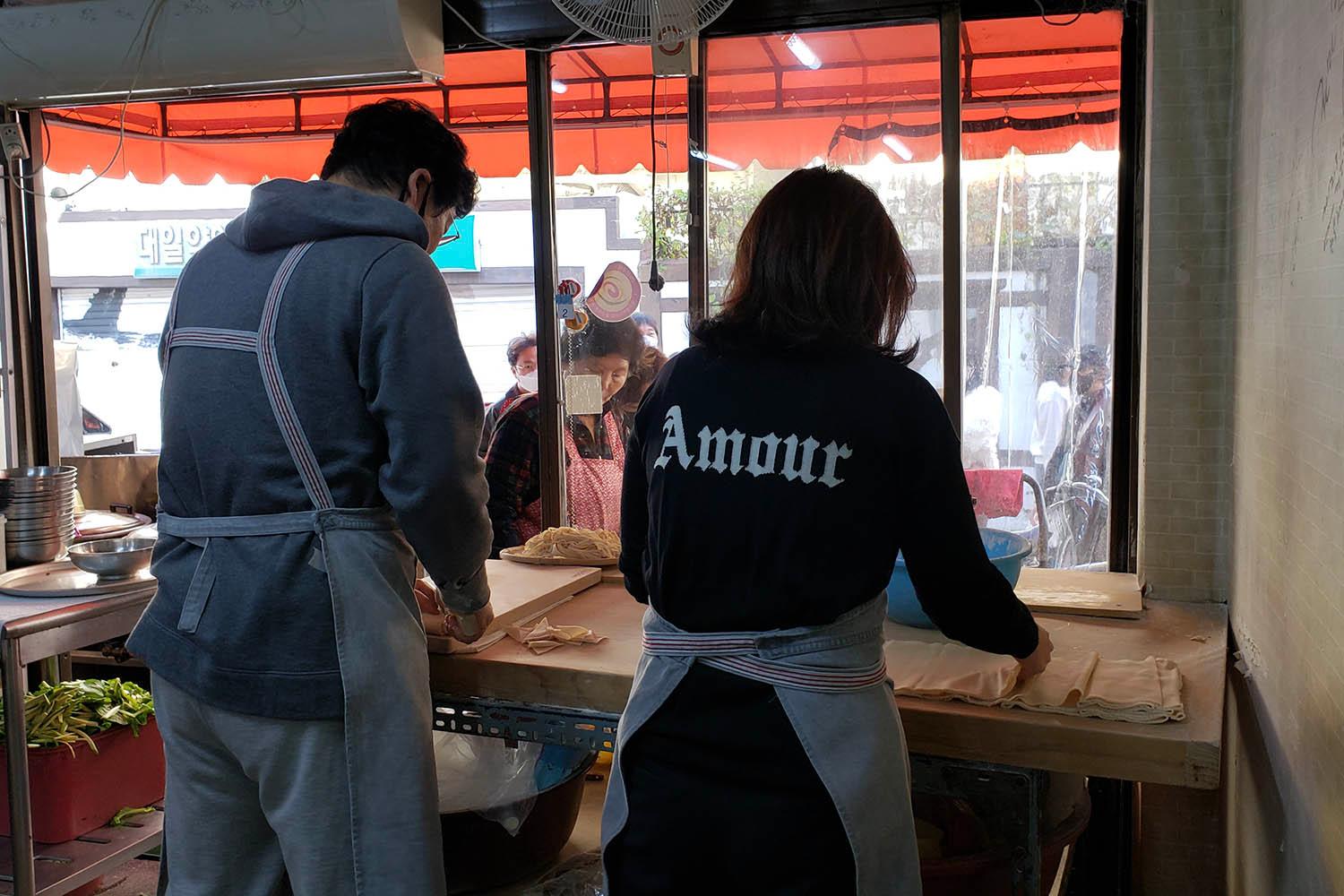 Proses pembuatan mie Kal-guksu di Yakjeon Alley Daegu dengan metode potong menggunakan pisau tangan.