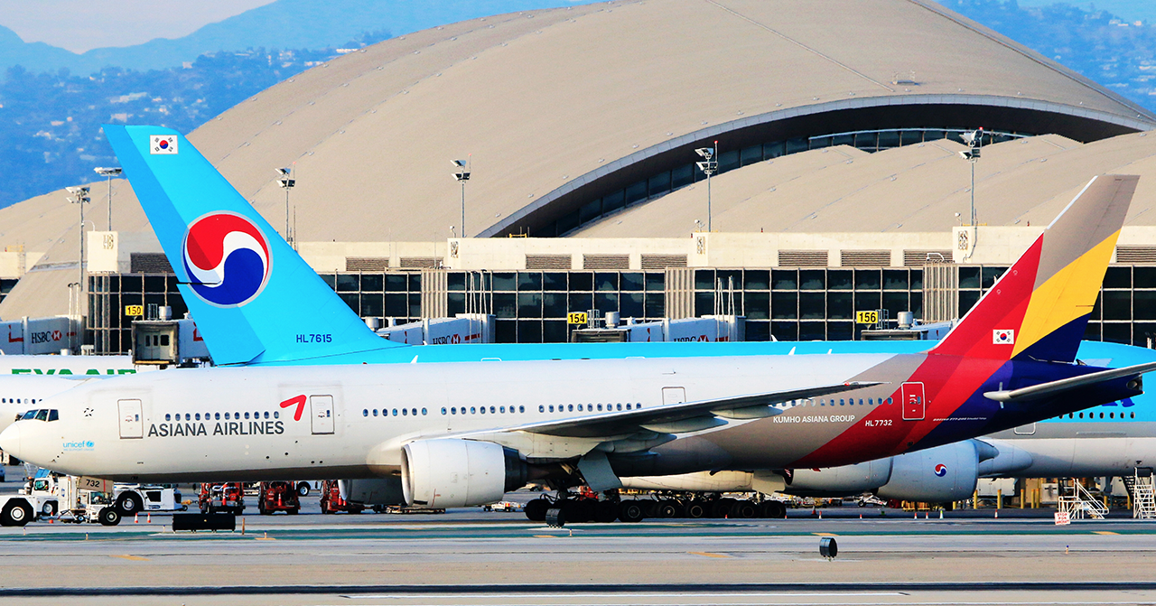 Korean Air and Asiana Airlines, 韓國航空及韓亞航空，大韓航空飛機旁停泊韓亞航空飛機，疫情期間於機場停泊。