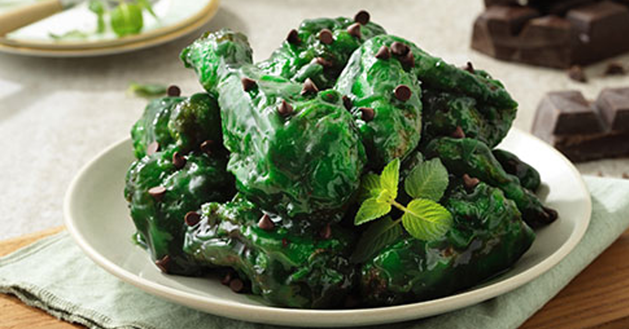 綠色炸雞配巧克力碎片的吸睛創意菜品，展示創新與韓國美食的無限可能。