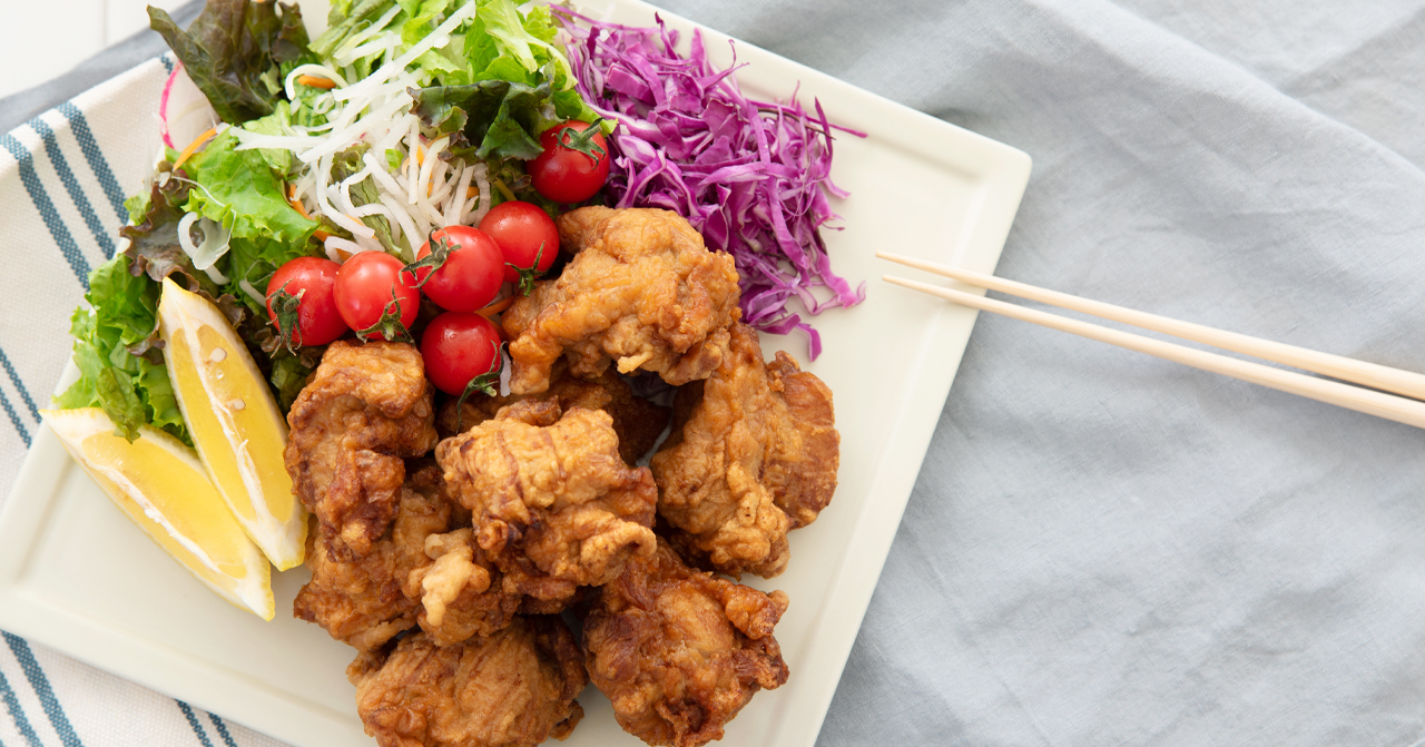 韓國炸雞與色彩繽紛的沙拉搭配，讓您感受東西方融合的絕妙滋味。