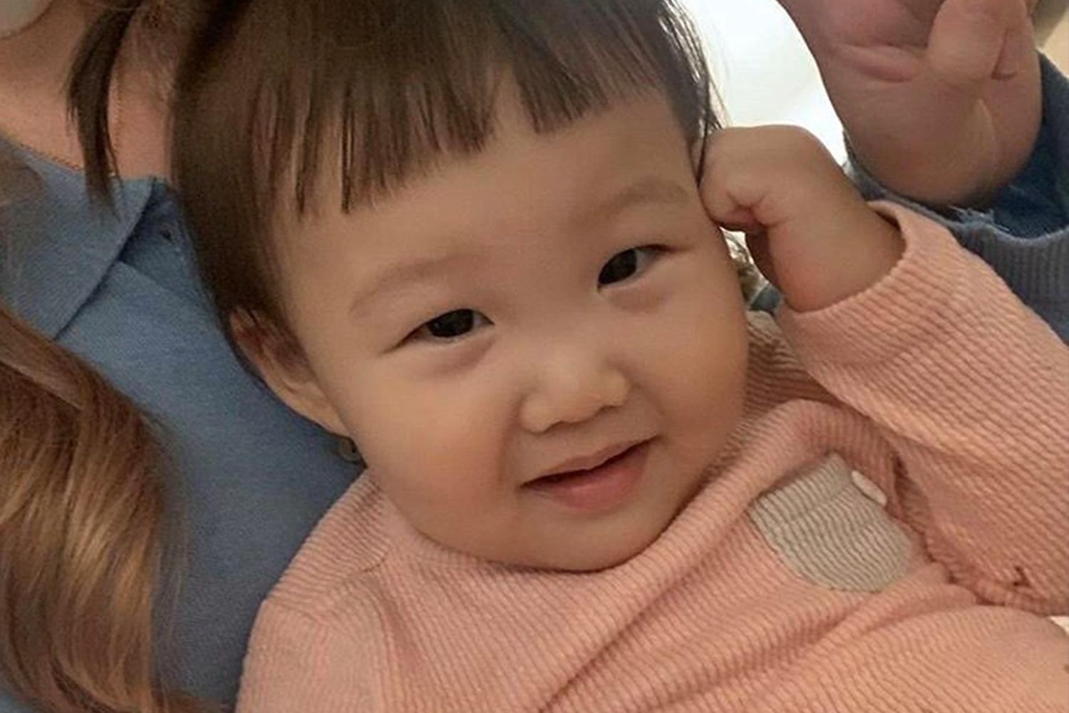 都河穎與家人一起，身穿粉紅色衣服