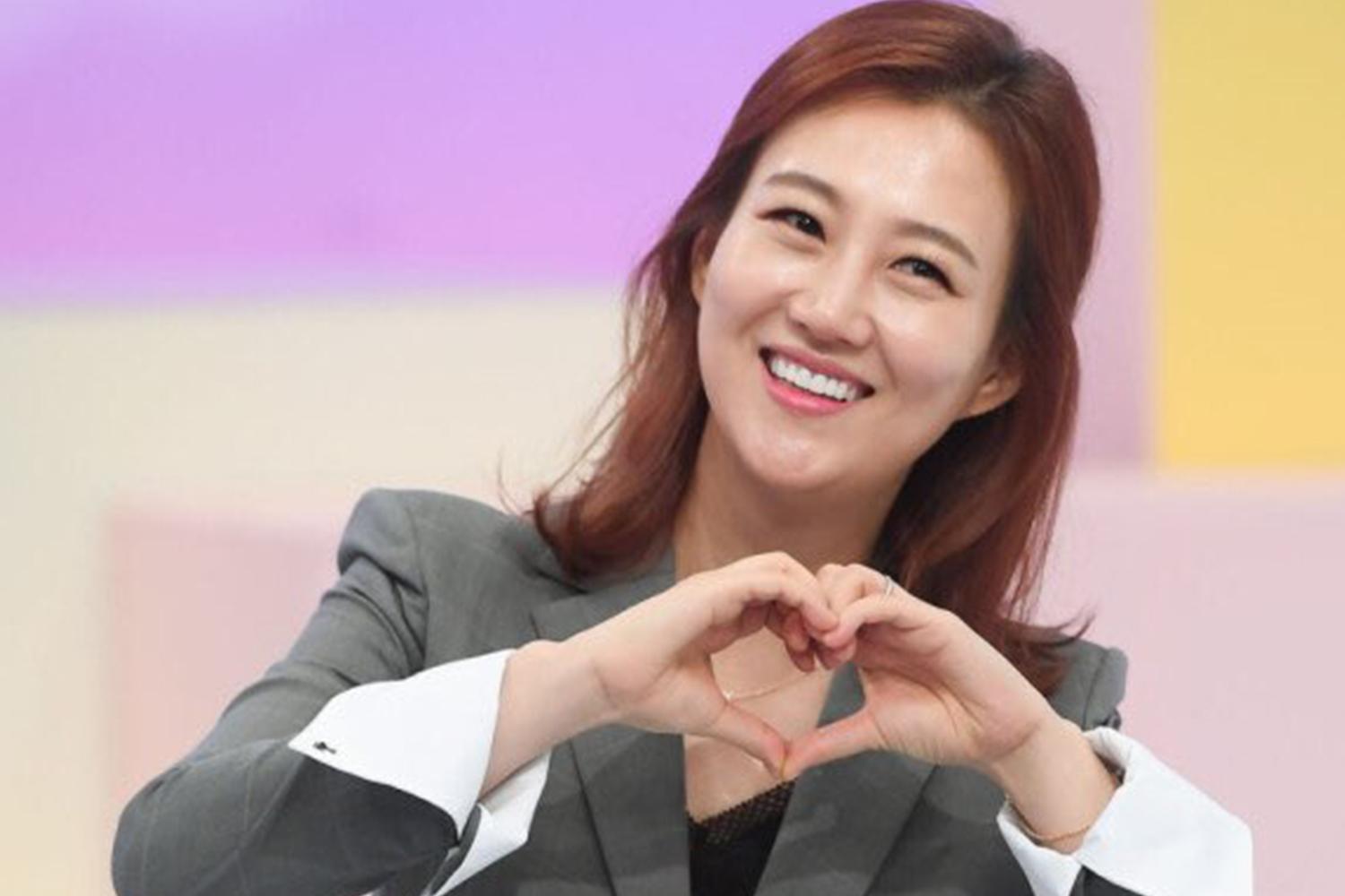 韓國歌手張允瀞在節目中，比心型手勢表達對女兒的愛