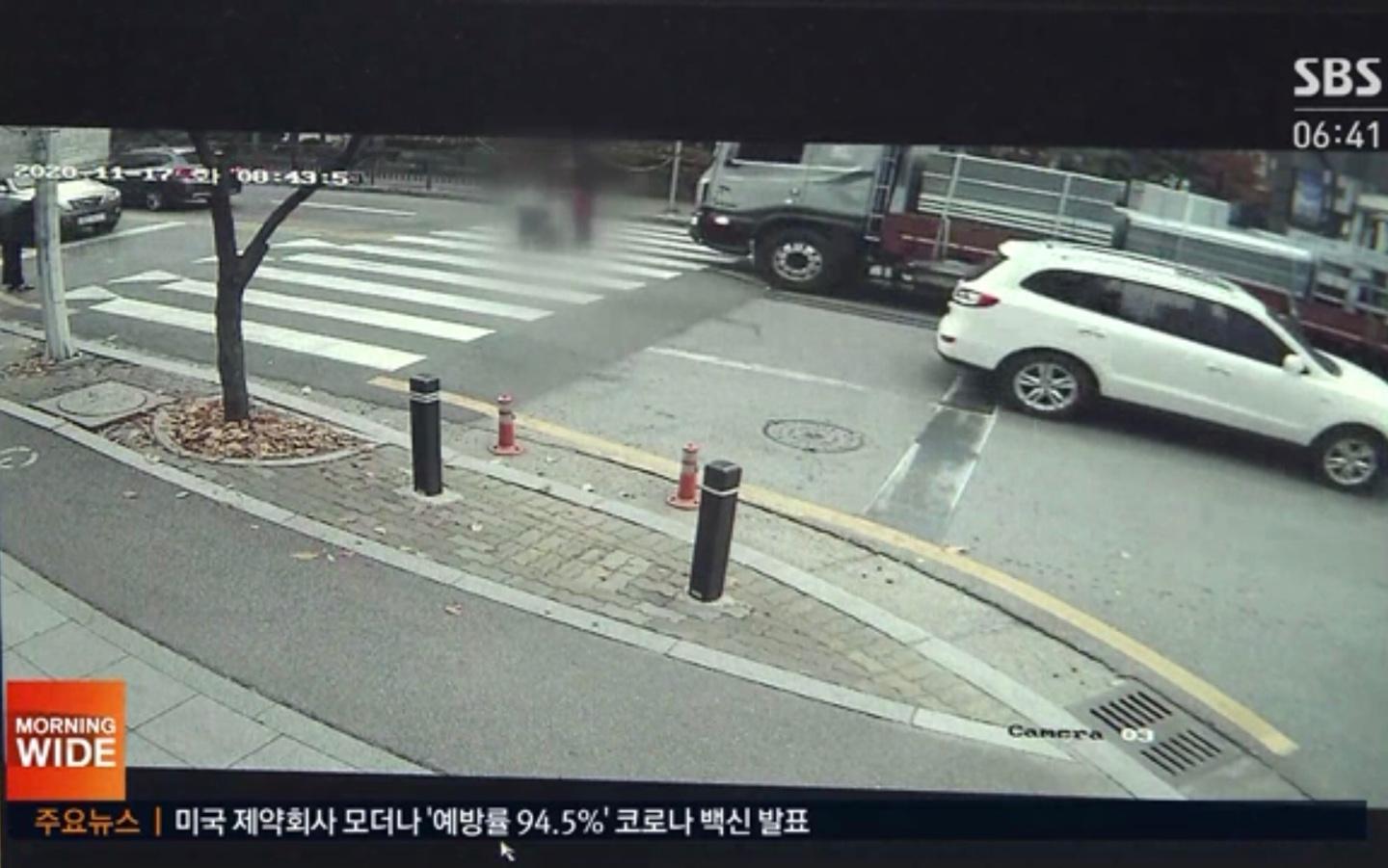 เกิดอุบัติเหตุรถบรรทุกเชี่ยวชนคุณแม่และลูกๆอีก 3 ขณะเดินข้ามถนนบริเวณใกล้กับโรงเรียนอนุบาล ทำให้มีผู้เสียชีวิต2