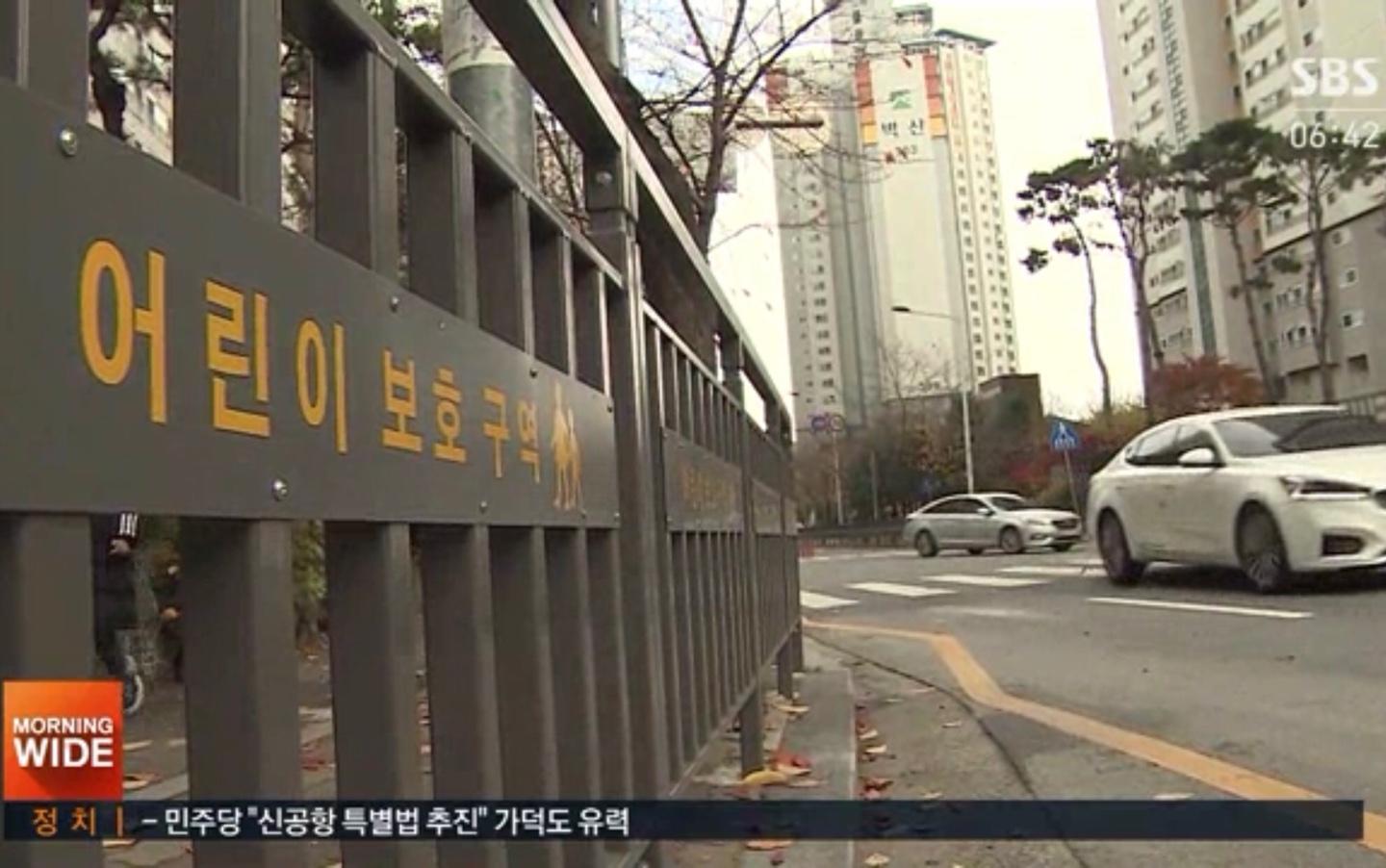 เกิดอุบัติเหตุรถบรรทุกเชี่ยวชนคุณแม่และลูกๆอีก 3 ขณะเดินข้ามถนนบริเวณใกล้กับโรงเรียนอนุบาล ทำให้มีผู้เสียชีวิต4