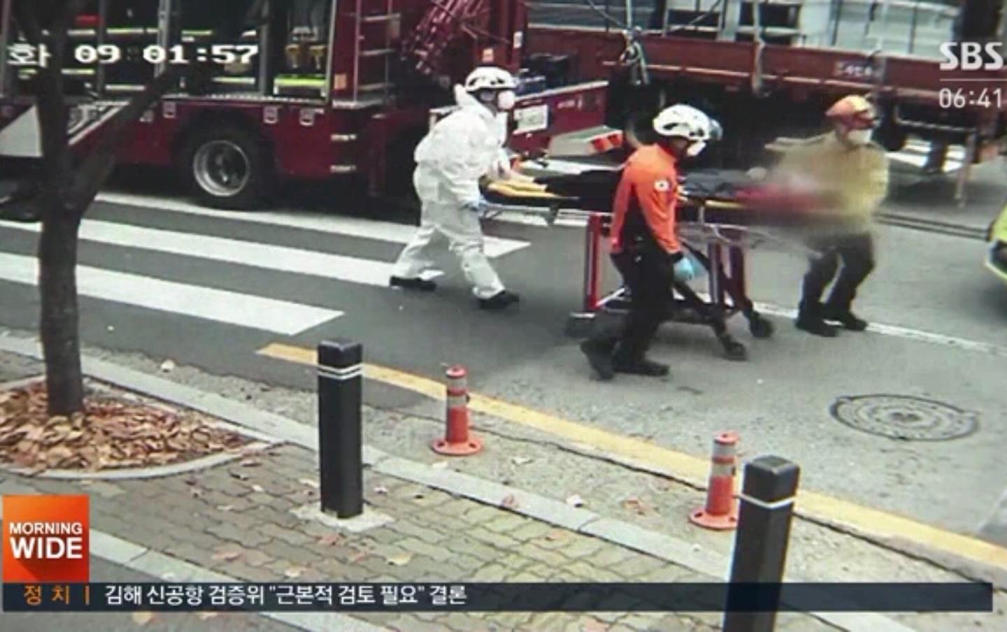 เกิดอุบัติเหตุรถบรรทุกเชี่ยวชนคุณแม่และลูกๆอีก 3 ขณะเดินข้ามถนนบริเวณใกล้กับโรงเรียนอนุบาล ทำให้มีผู้เสียชีวิต3