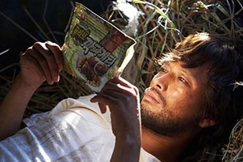 映画『김씨표류기』に登場する即席ジャージャー麺、チャパゲッティを持つシーン。独特の味で人気のインスタントラーメン。