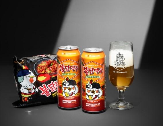 韓国のブルダックポックンミョンラーメンとブルダックビールのセット画像。辛いラーメンと合わせたビール商品。