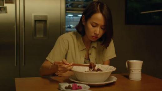 映画『彼とわたしの漂流日記』でジャジャン麺を食べるシーン。人気の即席ジャージャー麺、チャパゲッティが映る。