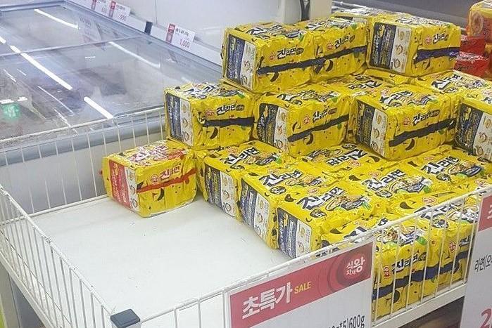 スーパーで販売される韓国のインスタントラーメンシリーズ。特に売れているジンラーメンの辛い味（赤）と辛さ控え目（青）。