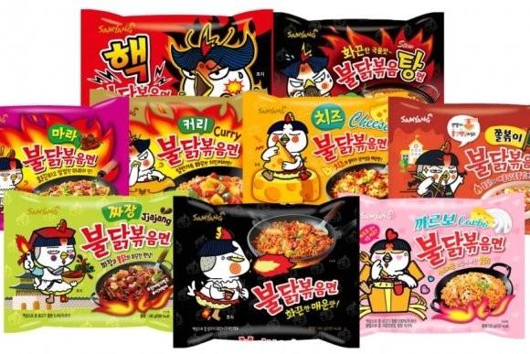 韓国の人気ラーメンプルダックポックンミョンの多様なフレーバーパッケージ集合画像。辛さで世界中にファンを持つインスタントラーメン。