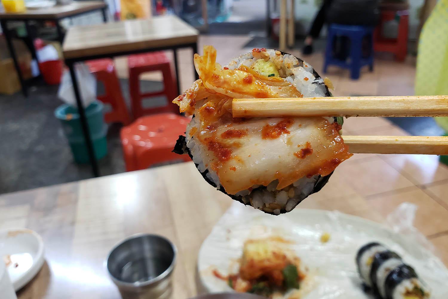 キムパプの上にキムチが乗った様子、韓国の典型的な家庭料理の一部