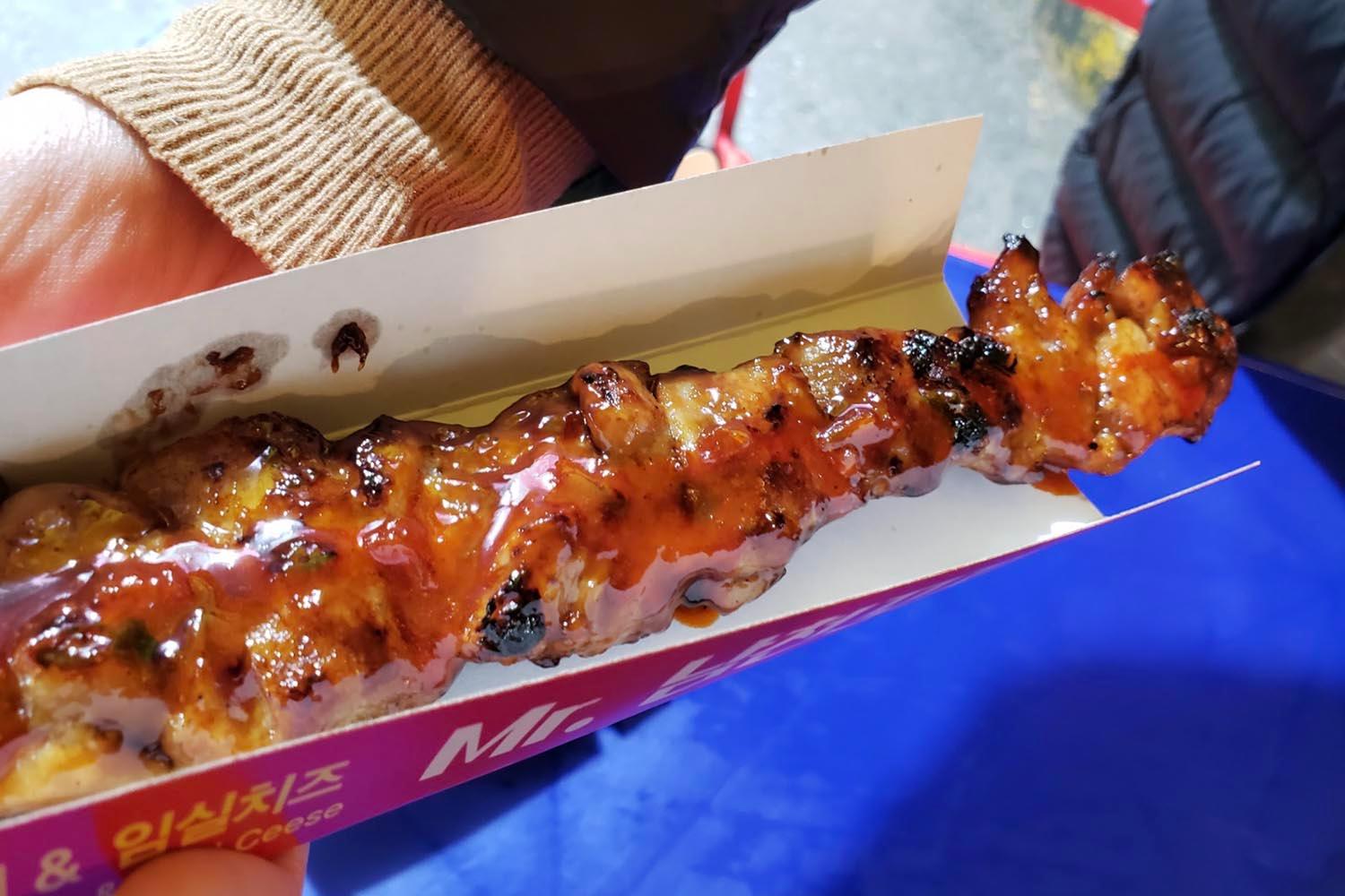 特製ソースで味付けされ、食べる準備が整った状態の焼き鳥