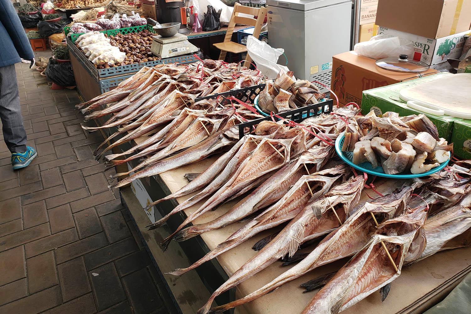 西門市場で売られている幹物のディスプレイ、並べられた魚が特徴的