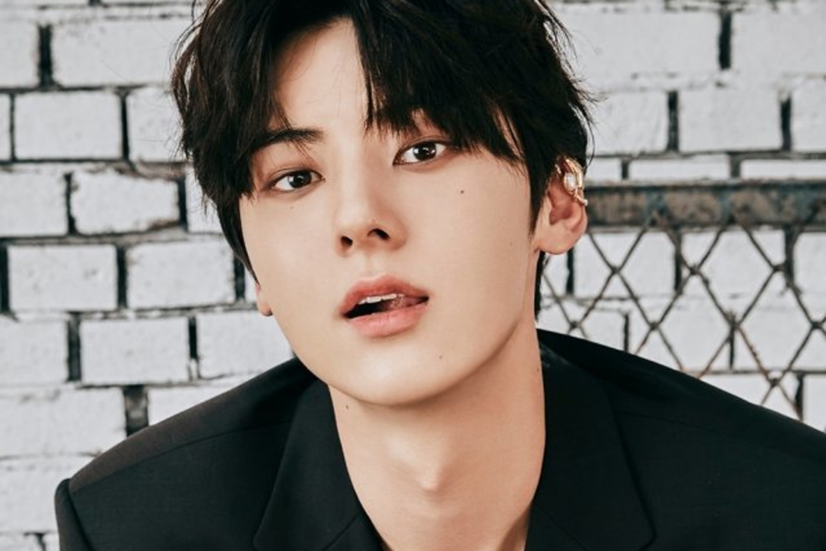 NU'EST成員旼炫於時尚背景，身著正式西裝。