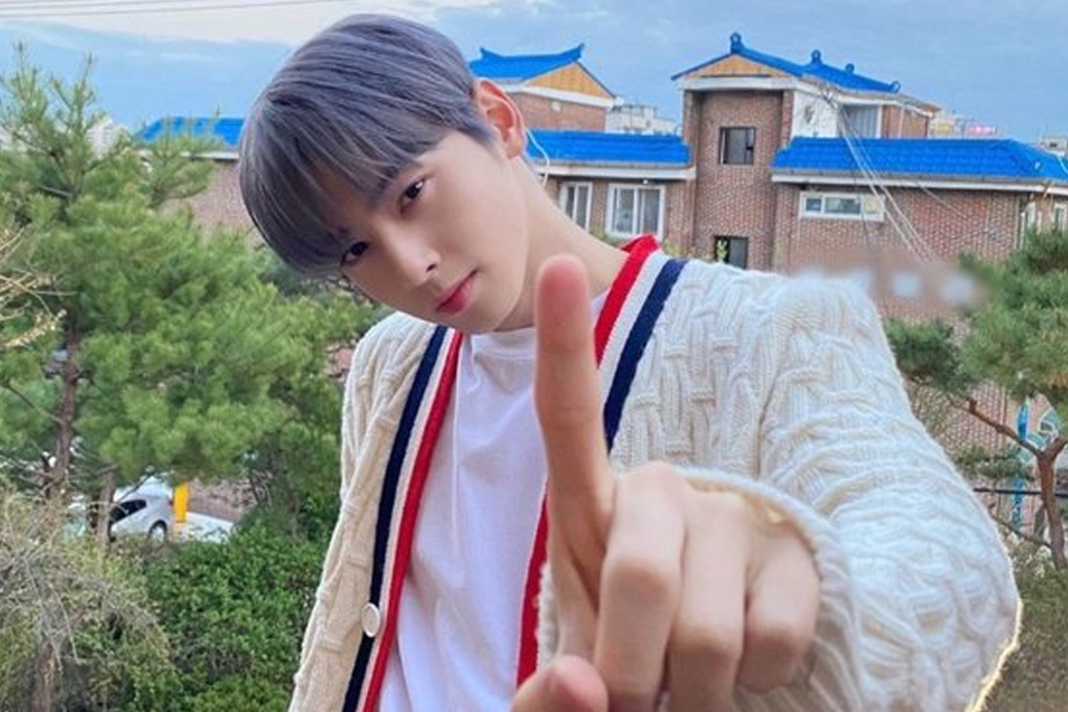 ASTRO成員銀優於户外拍攝，身穿白色衣服，新鮮而自然的氛圍。