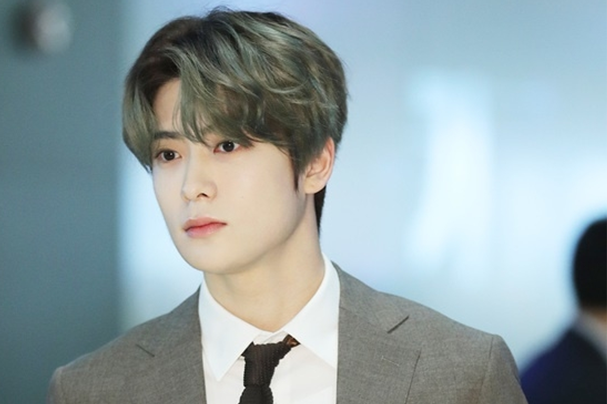 NCT成員在玹於綠色植物環繞的環境中展現平和姿態，身穿淺色服裝。