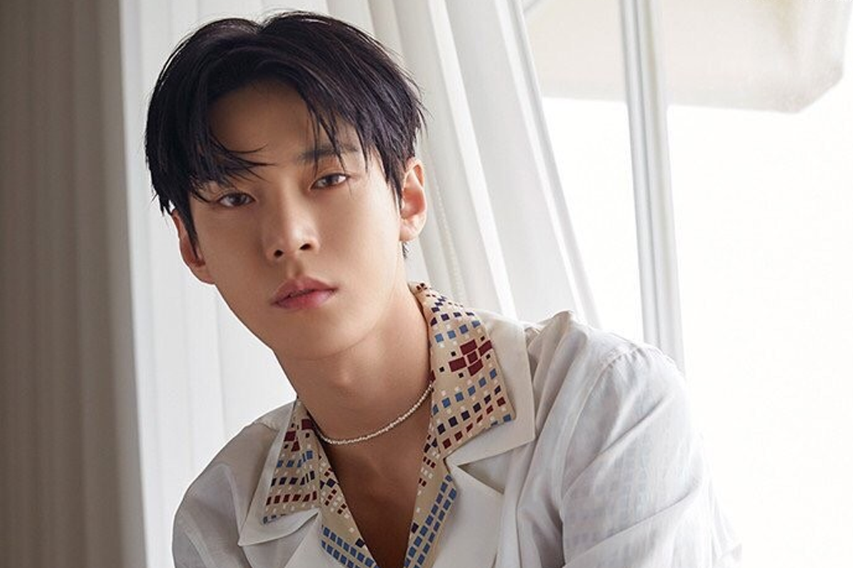 NCT成員道英於室內拍攝的照片，穿著有花紋的白色襯衫。