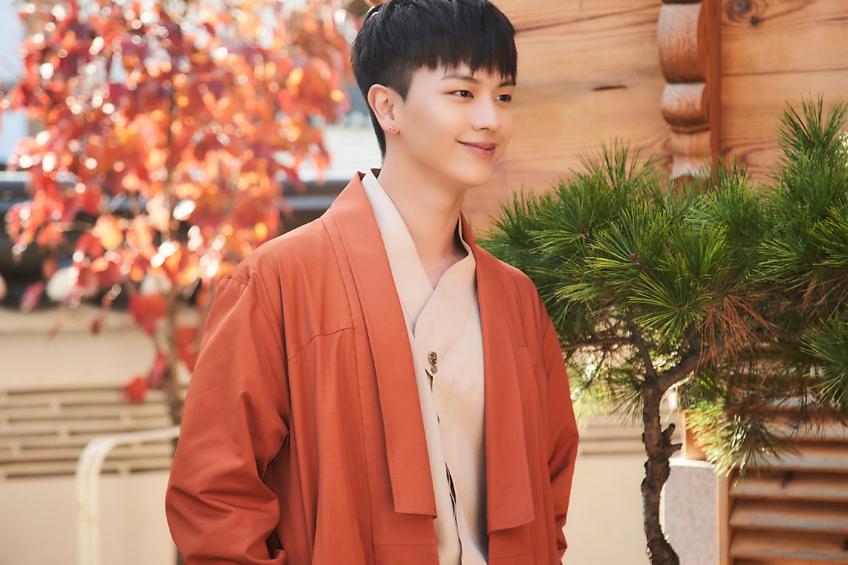 BTOB成員星材於粉色背景前，穿著淺色外套。