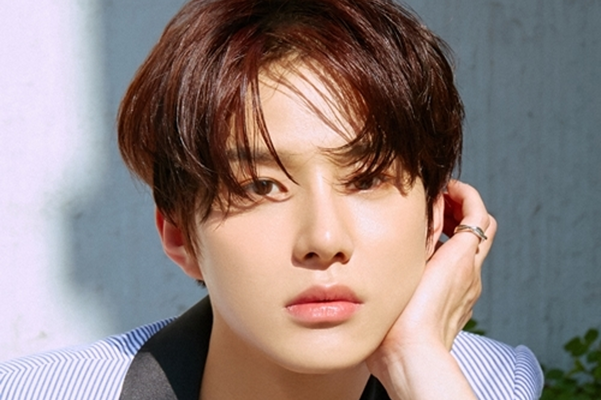 NCT成員廷祐於陽光充裕的環境拍攝，背景為半透明窗簾。