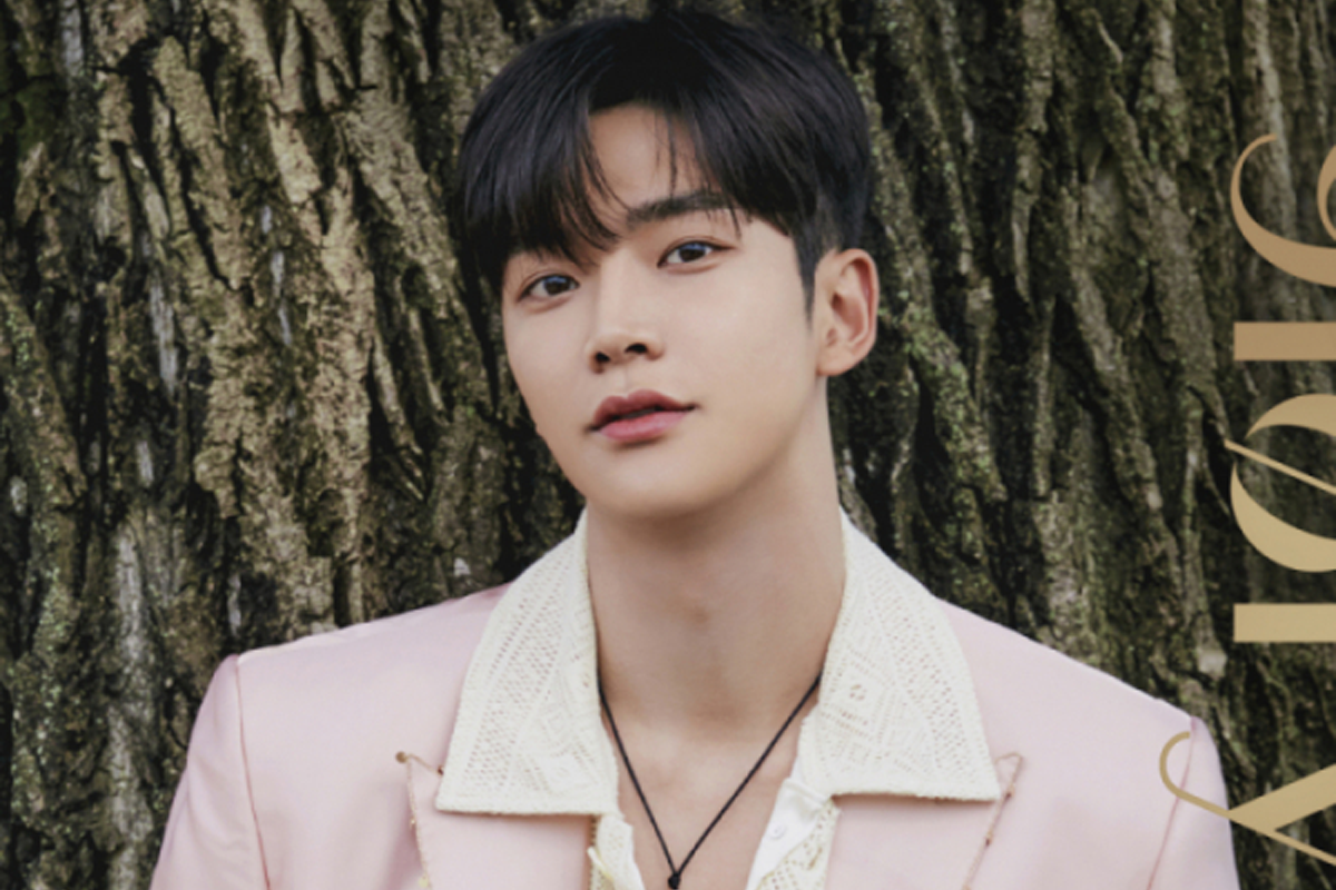 SF9成員路雲於樹樹景背景之下拍攝的照片，穿著粉紅色西裝。