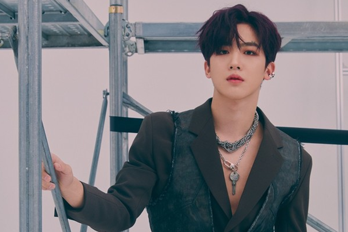 WEi成員曜漢於以混凝土為背景的拍照，身穿正裝。