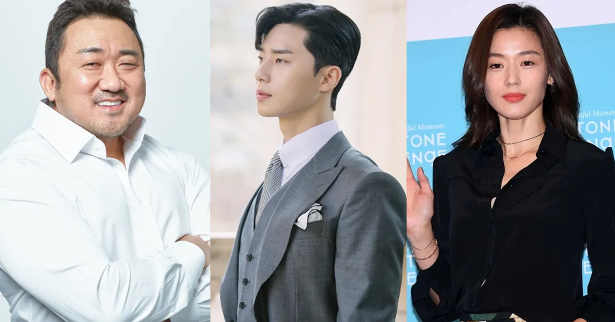 三位身穿正式服裝的人物，顯示不同的時尚風格，圖片來源不清，背景是淺色。