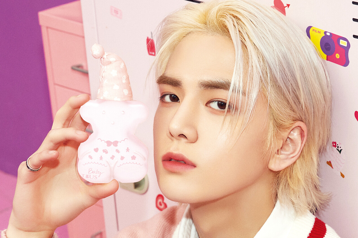 THE BOYZ成員泳勛穿著藍色上衣於室內，靠在音響上的姿態。