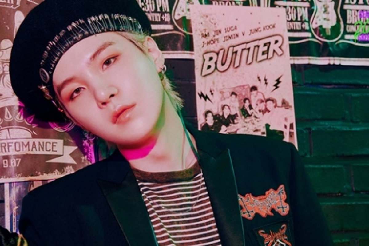 BTS成員SUGA於室內場景，身穿條紋西服，搭配貝雷帽。