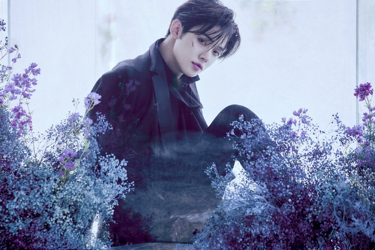 TXT成員然竣於粉色背景，展示細緻的風采。