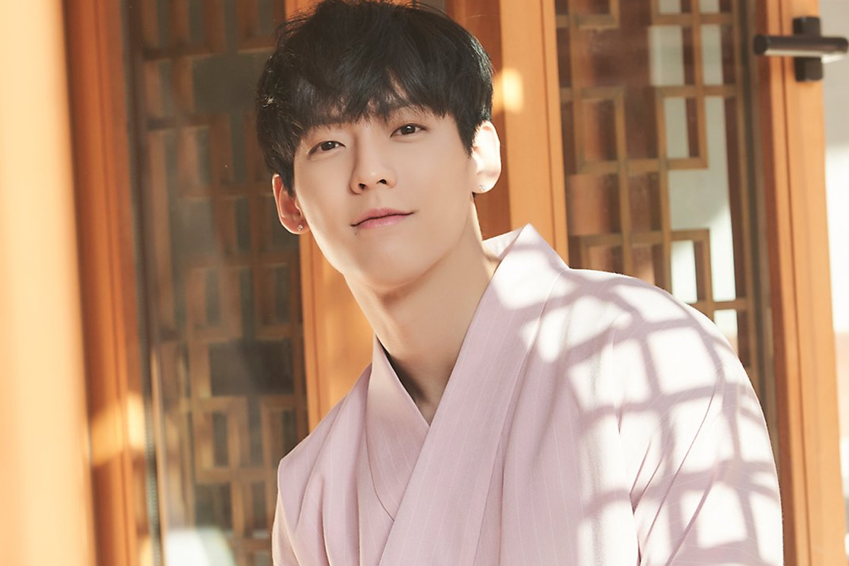 BTOB成員旼赫於室內拍攝的照片，背景為兩扇窗。