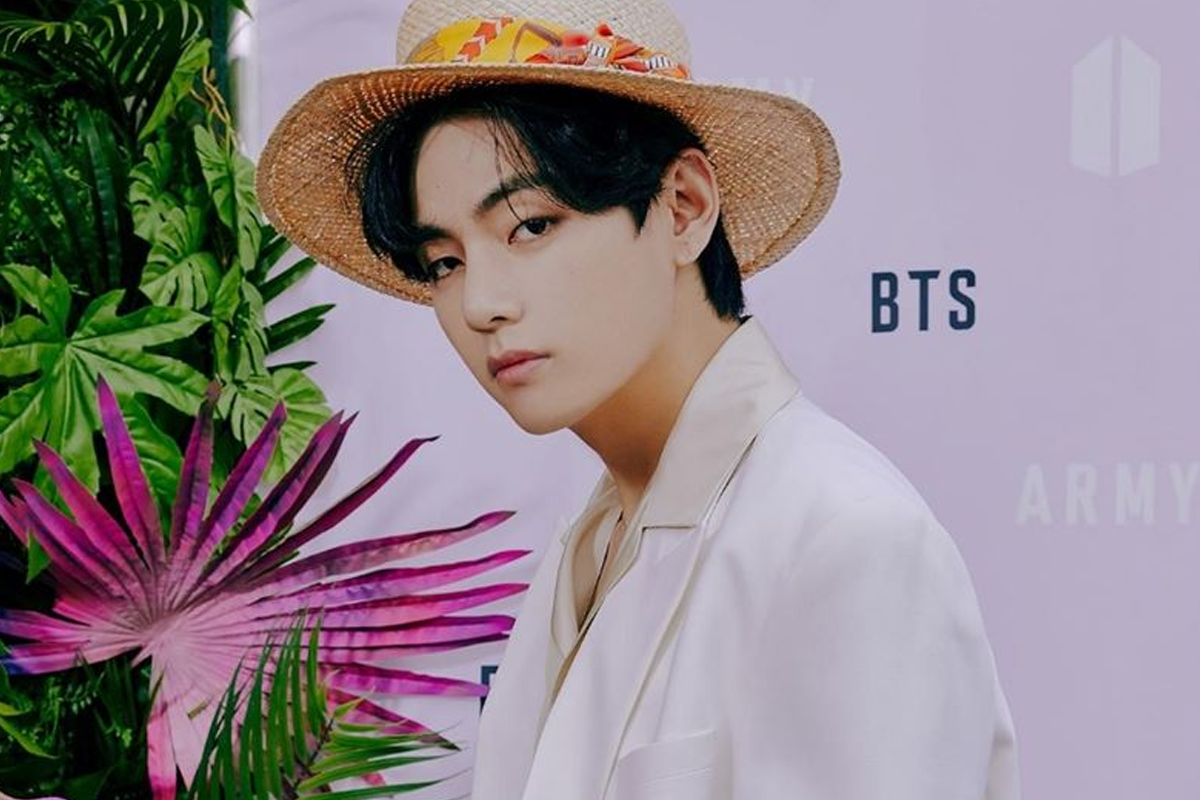 BTS成員V以淡紫色和綠色為背景，展示精緻西裝搭配。