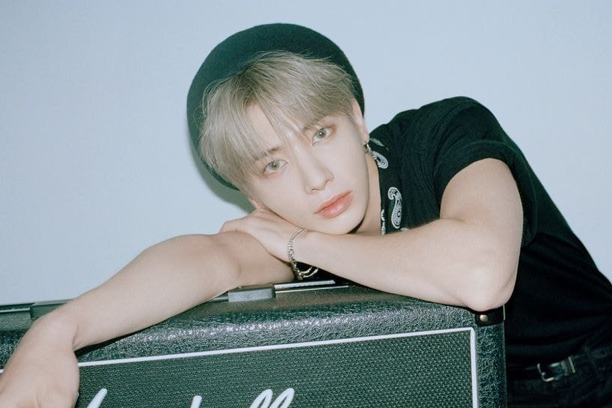 TXT成員太顯身穿薄襯衫，背景為透明塑料布，展示出鋭利的風格。