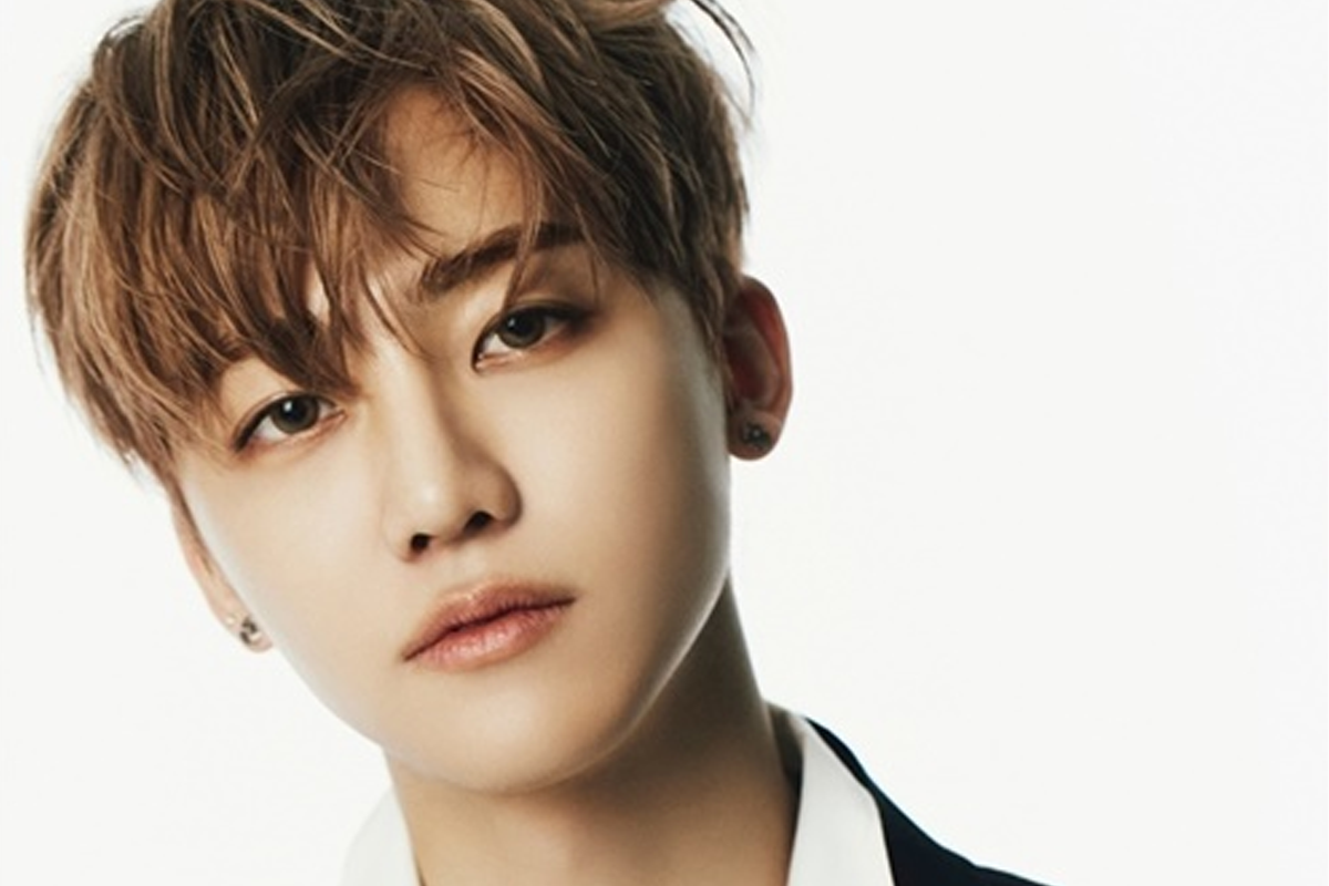 NCT成員渽民於户外穿著顯眼的圖案服裝，背景為藍天。