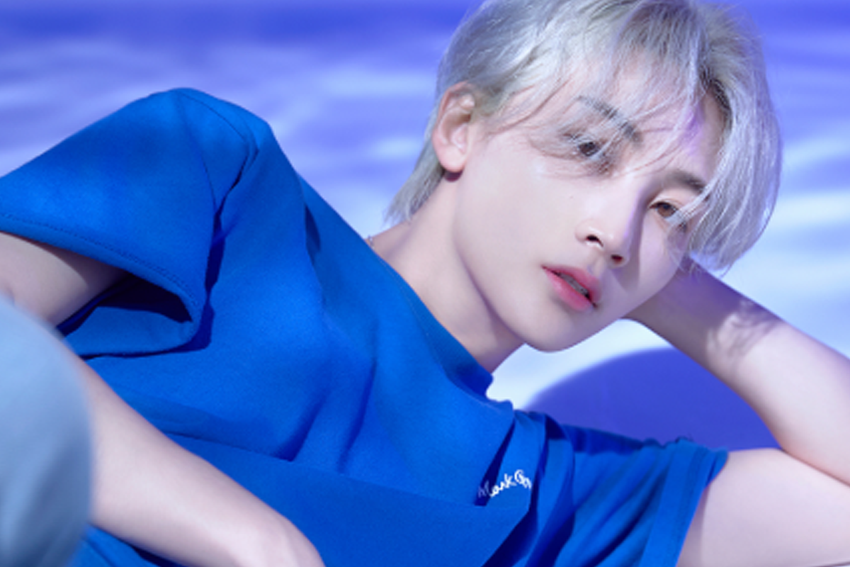 SEVENTEEN成員淨漢靠在窗邊，背景是室內的植物裝飾。