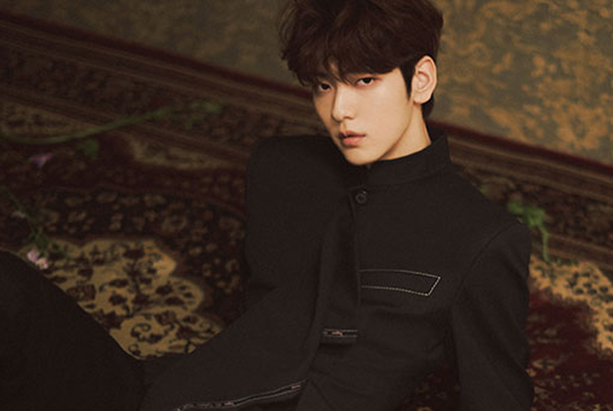 TXT成員秀彬於背景為紅色和粉色胡色調前，呈現出活力洋溢的神情。