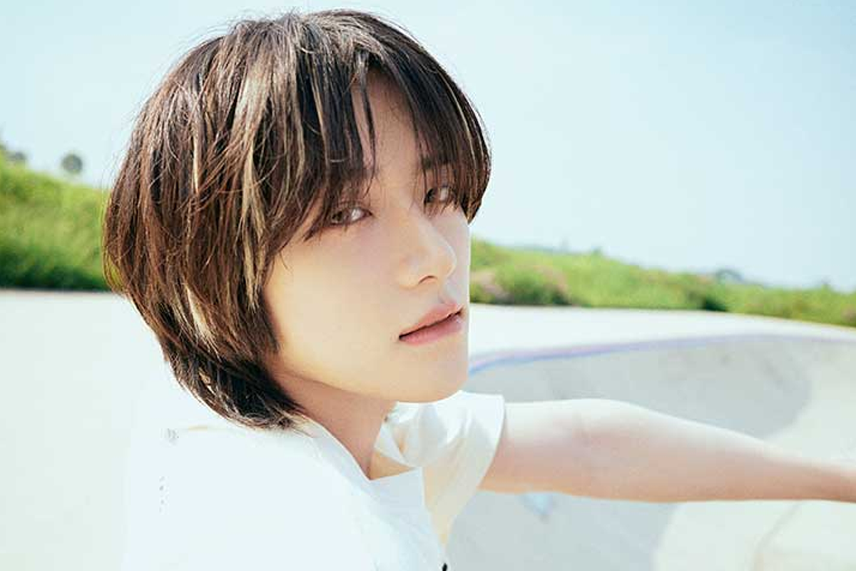 TXT成員杋圭於舞台上被以粉色投影的形象，身穿黑色上衣。