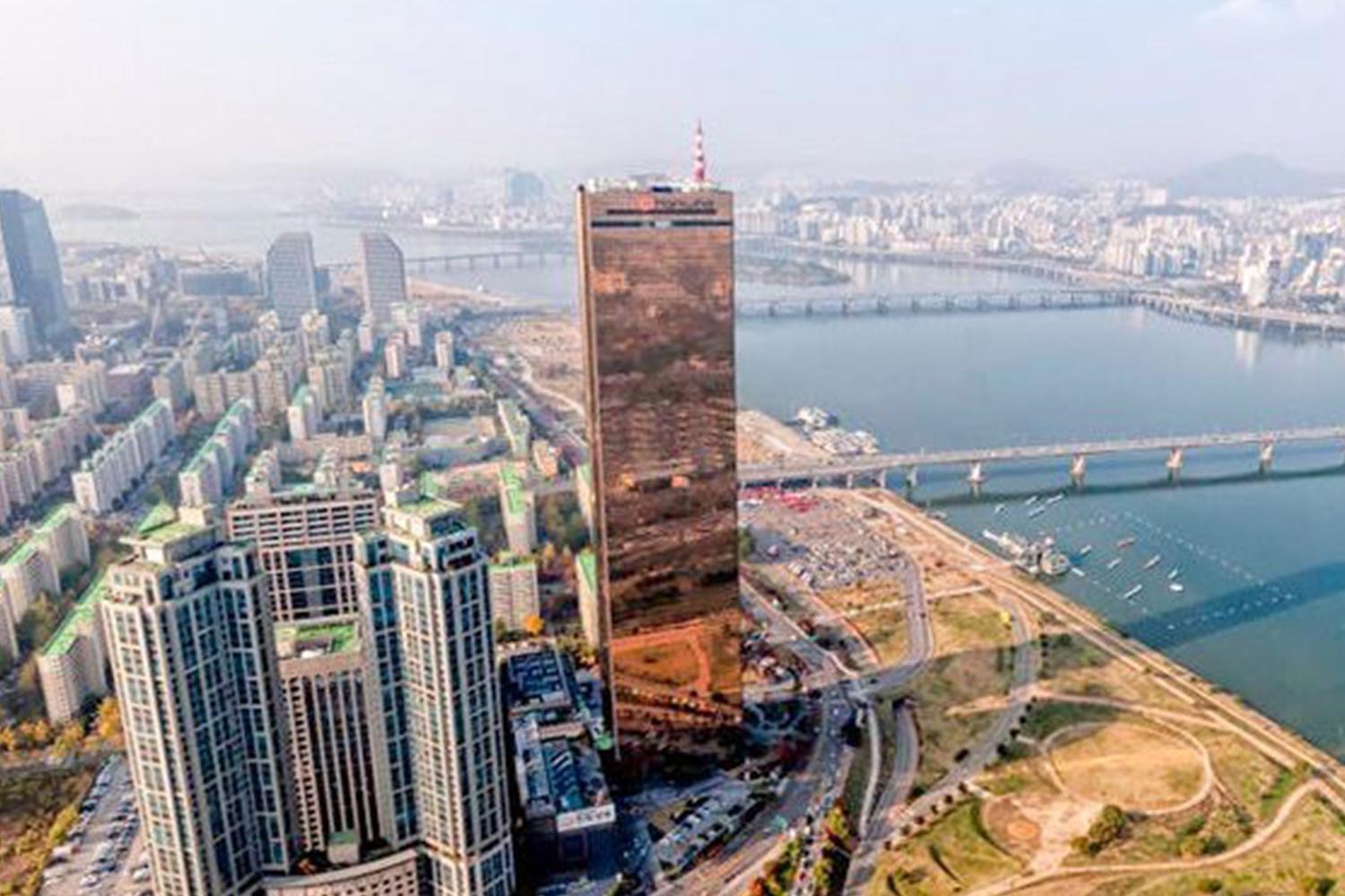 首爾汝矣島的63大樓，極具代表性的摩天大樓，擁有壯觀的市中心景色。