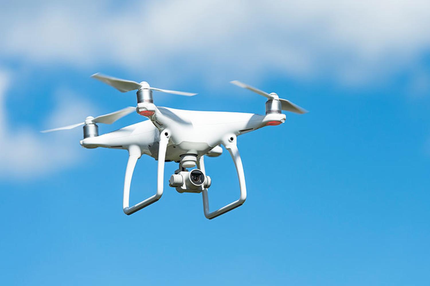 首爾市的一架無人機在藍天下飛行，象徵著科技進步與法律約束。