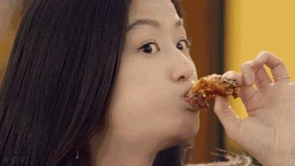 ภาพใกล้ของผู้ถือชิ้นไก่ทอดกับพื้นหลังเบลอ