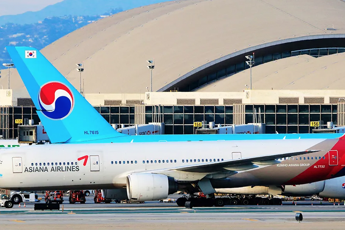 香港國泰航空公司的飛機排隊中，預備迎接韓國疫情結束後的遊客潮。