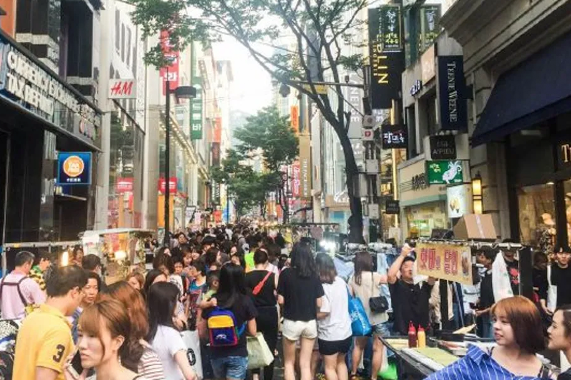 韓國首爾一條夜市，疫情結束後，街上的人羣恢復活力，商家趁機恢復營業。