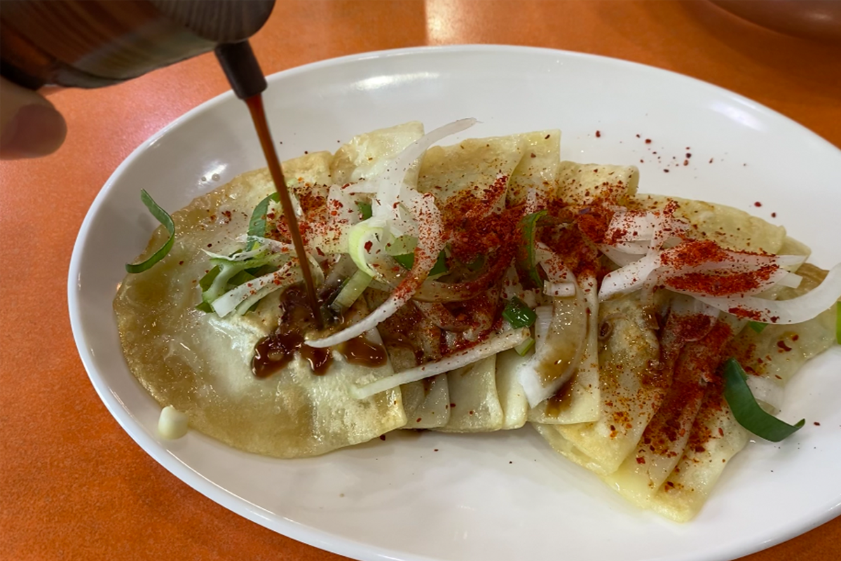 浇上酱油的薄饺子，增加了浓郁的风味，为重口味的人们提供更丰富的美食体验。