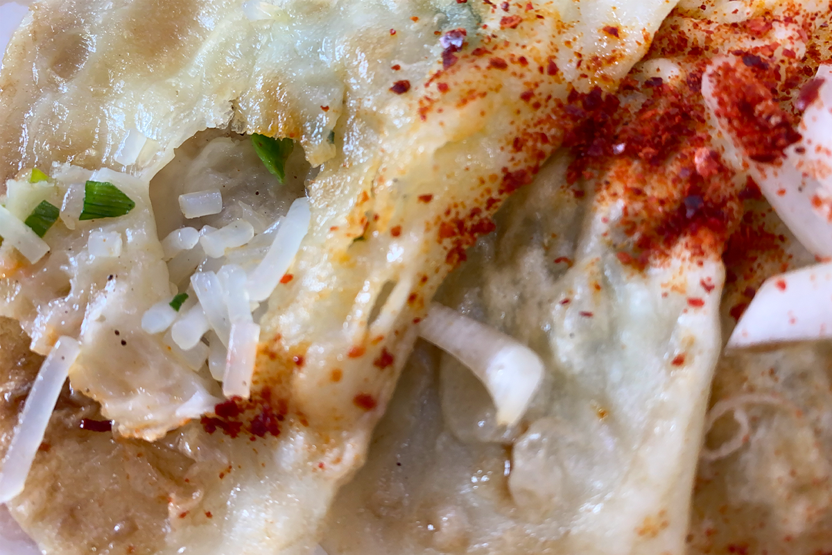 薄饺子里面的馅料特写，显得简单质朴却美味，突显大邱传统小吃的魅力。