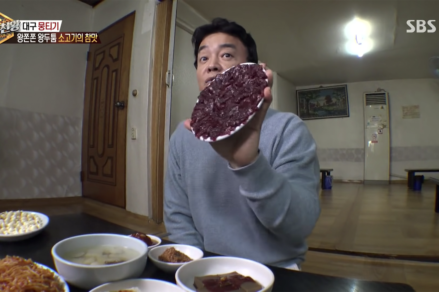 baek jong won tenant une assiette de moongtigi, une spécialité de daegu de bœuf cru