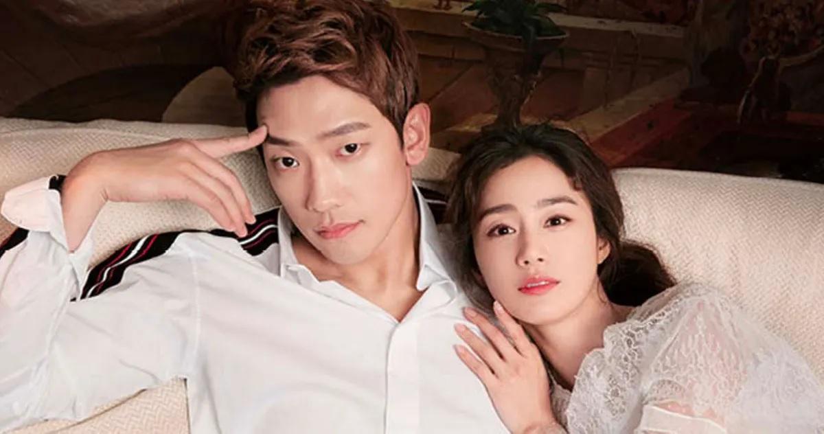 ชายหนุ่มในชุดสบายๆ นั่งอยู่บนโซฟาในบรรยากาศที่สบายใจ สื่อถึงความผ่อนคลายในชีวิตประจำวัน