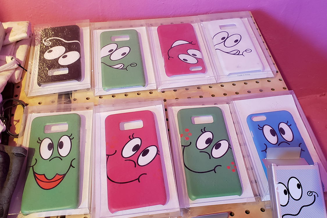 文畫裝咖啡廳裡擺放著一排色彩亮麗的手機殼。