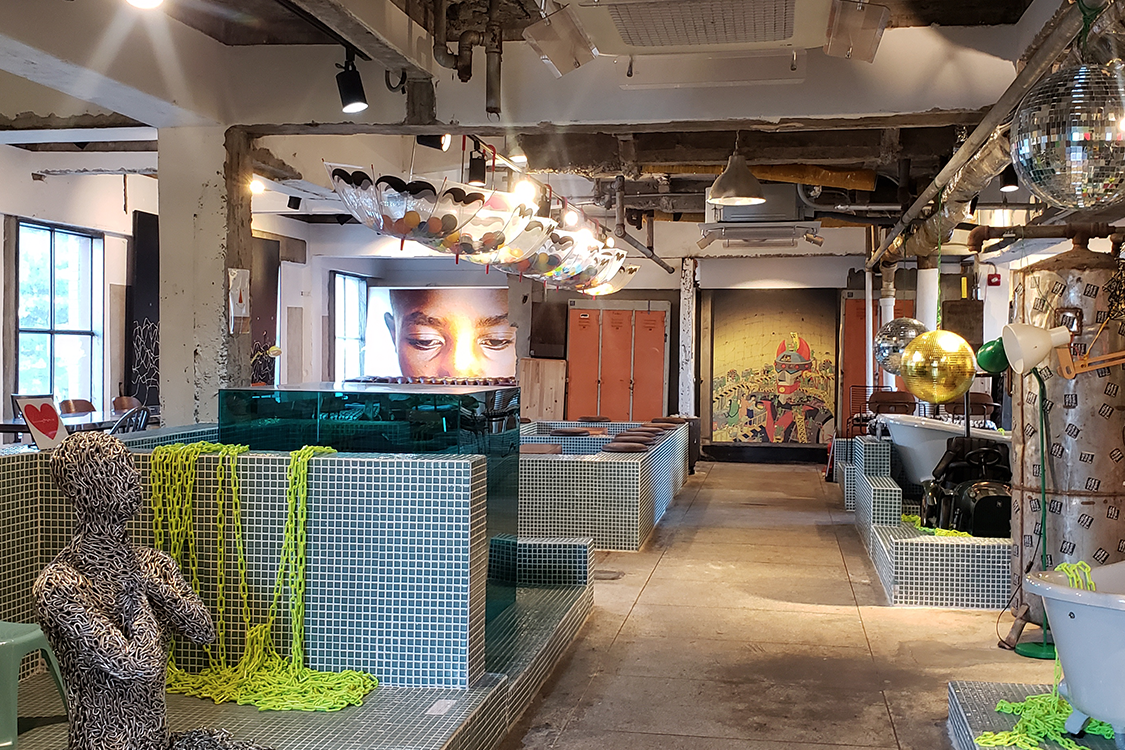 文畫裝咖啡廳的大廳，擺放著色彩豐富的裝飾品和座位。