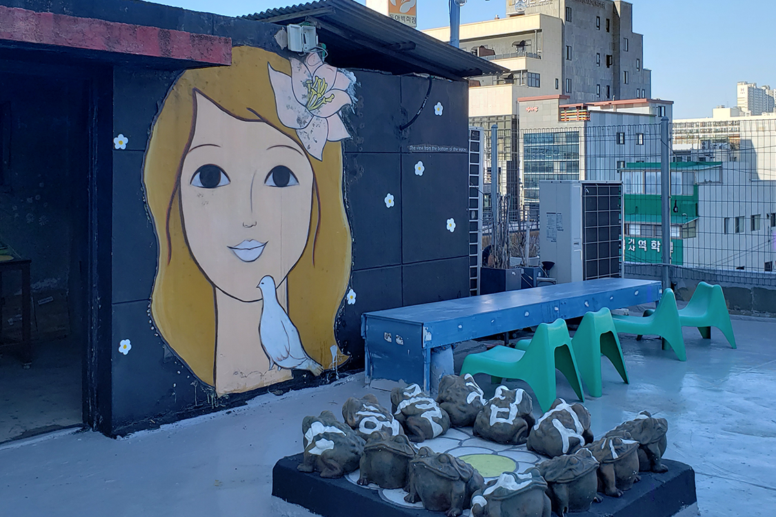 文畫裝咖啡廳的菜單，提供各式咖啡和果汁選擇。