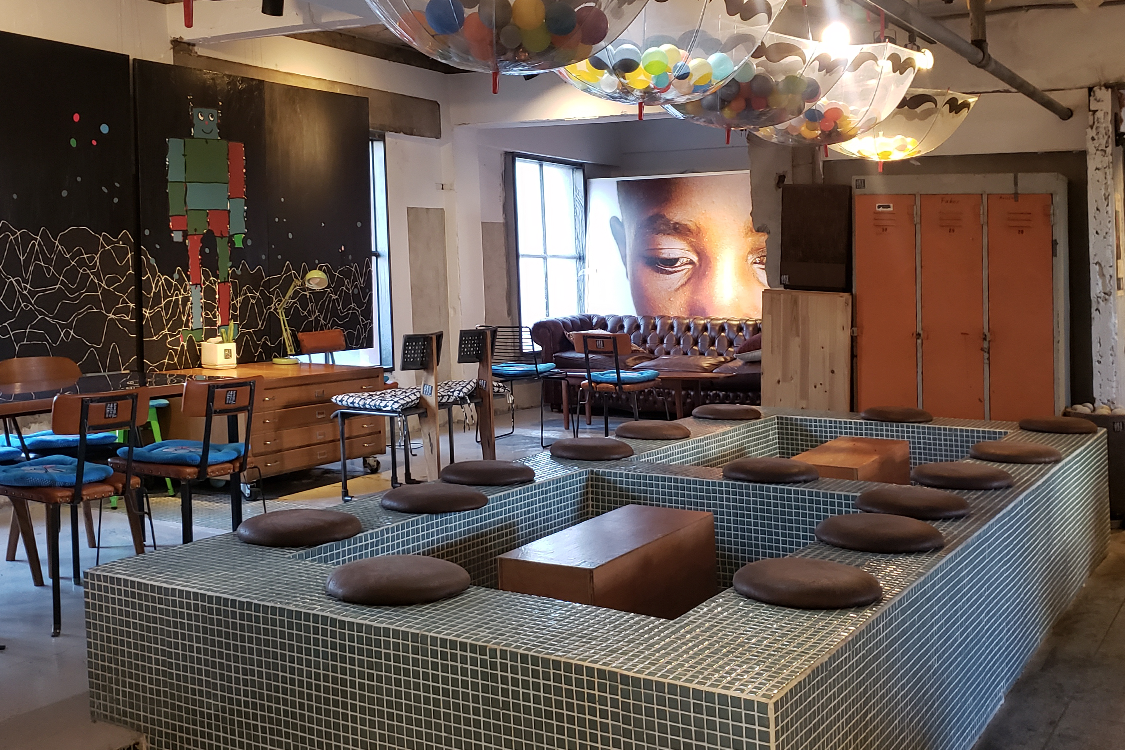 文畫裝咖啡廳的牆壁上掛著一系列的藝術畫作。