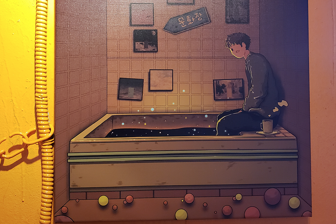 文畫裝咖啡廳的一面牆上掛著夜間場景的插畫。